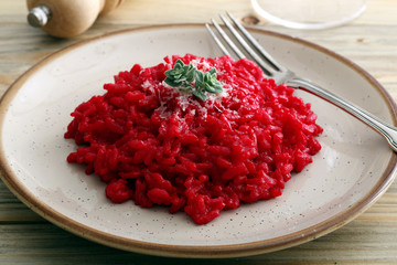 cibo vegetariano risotto rosso 