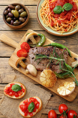 composizione su tavolo rustico di cibo tradizionale Italiano