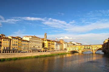 Fototapeta premium View of the Arno River and the Ponte Vecchio Bridge