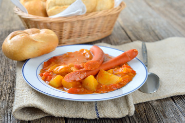 Deftiges Kartoffelgulasch mit Debreziner Würstchen, dazu frische Brötchen – Hot potato goulash...