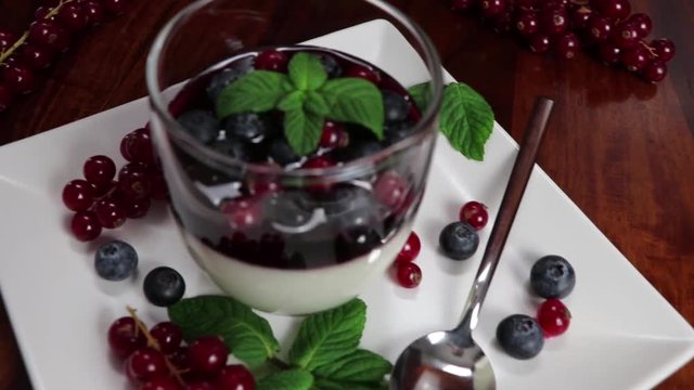 Panna Cotta con guarnizione ai frutti di bosco