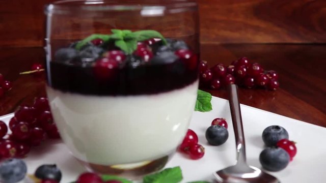 Panna Cotta con guarnizione ai frutti di bosco