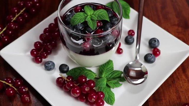 Panna Cotta con guarnizione ai frutti di bosco