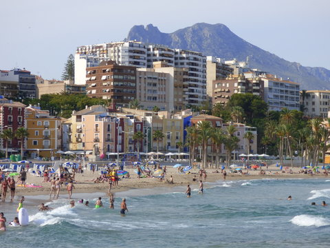 Playa de Villajoyosa (Alicante) Pueblo de la Comunidad Valenciana, España situado en la Costa Blanca