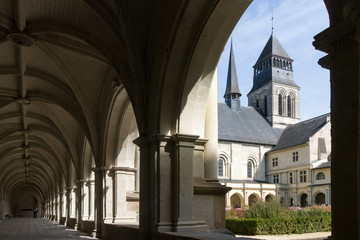 Fototapeta premium cloitre et clocher de l'abaye de Fontevrault encadré par une arche