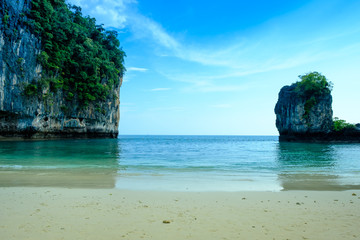 Fototapeta premium Exotic landscape in Thailand, Railay beach in Krabi. Tropical vacation holiday beach concept