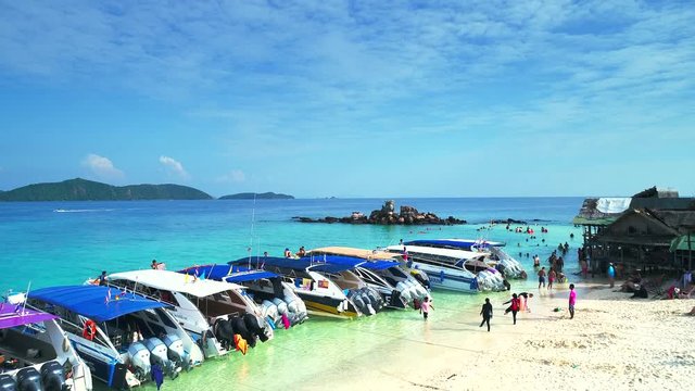 Luftaufnahme von einem wundersch&ouml;nen Strand in Thailand