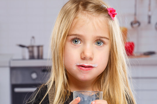 Mädchen Kind Milch Milchbart Bart Glas gesunde Ernährung
