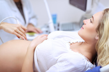Obraz na płótnie Canvas Pregnant woman doing ultrasound scan
