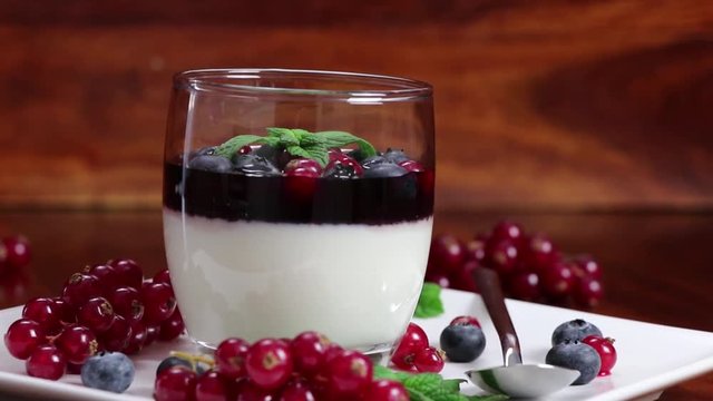 Panna Cotta con guarnizione ai frutti di bosco