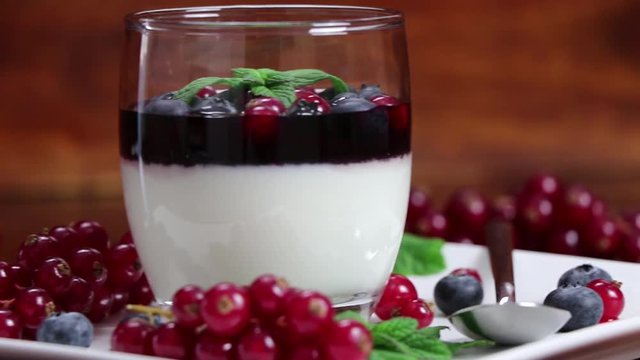 Panna Cotta con guarnizione ai frutti di bosco