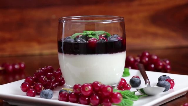 Panna Cotta con guarnizione ai frutti di bosco