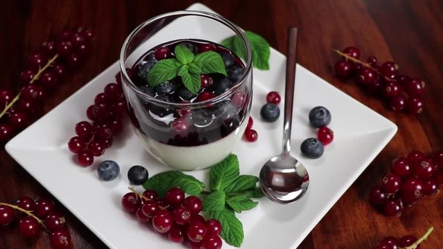 Panna Cotta con guarnizione ai frutti di bosco