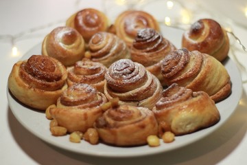 buns with cinnamon in powdered sugar