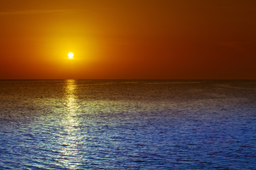 Fototapeta premium Beautiful sunset above the sea. sunset sky background