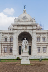 Fototapeta na wymiar Victoria Memorial and George Curzon statue in Kolkata (Calcutta), India