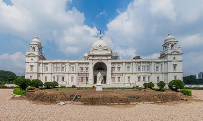 Obraz premium Victoria Memorial and George Curzon statue in Kolkata (Calcutta), India