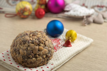 Pangiallo, dolce tradizionale italiano di natale, a base di nocciole, frutta secca e miele. 