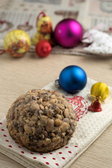 Obraz premium Pangiallo, dolce tradizionale italiano di natale, a base di nocciole, frutta secca e miele. 