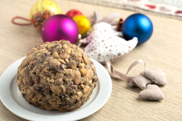 Pangiallo, dolce tradizionale italiano di natale, a base di nocciole, frutta secca e miele. 