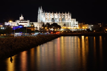 Obraz premium Kathedrale von Palma de Mallorca bei Nacht