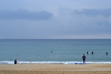 Fototapeta na wymiar Surfeur attendant une vague