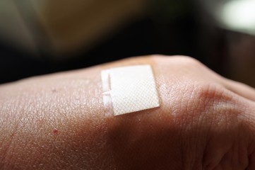 絆創膏を貼った手