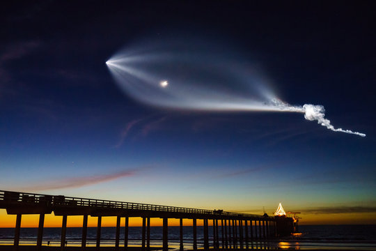 Falcon 9 flew over Scripps Pier at La Jolla shores