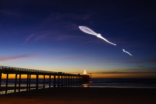 Falcon 9 flew over Scripps Pier at La Jolla shores