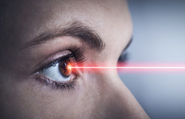 Therapie mit Laser am Auge - obrazy, fototapety, plakaty