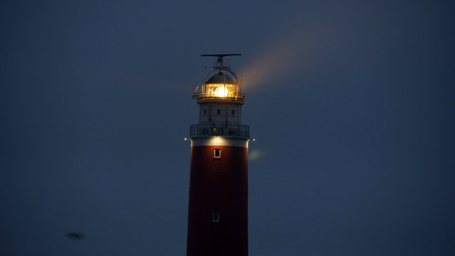 Faro marittimo nella notte a Texel
