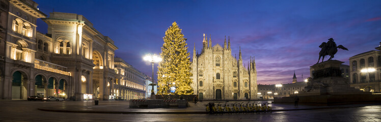 Milan, Italy: Panoramic view of the Duomo square with the illuminated Christmas tree, the Milan cathedral and the Vittorio Emanuele II Gallery. - 185650806