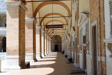 Basilika Loreto in den Marken im Arkadengang