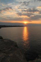 romantischer Sonnenaufgang an der malerischen Felsküste von Mallorca