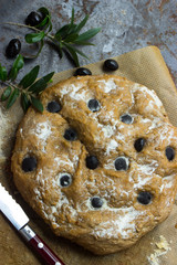 Glutenfreies Brot mit Maismehl gebacken