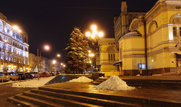 Street Bogdana Khmelnitsky in Kiev. National Opera building