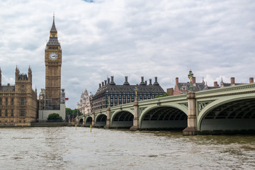 Obraz na płótnie Canvas Big Ben and Elizabeth Tower under construction across Thames with Westminster bridge