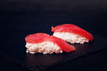 sushi,thon sur fond noir