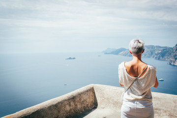 Fototapeta premium Ragazza guarda il mare di spalle