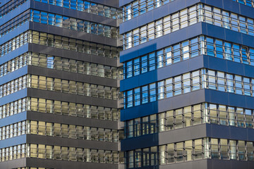 Fototapeta na wymiar Abstrakte Fassade eines modernen Bürogebäudes in Hamburg, Deutschland