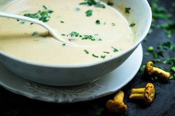 Pilzrahmsuppe mit Pfifferlingen und Petersilie