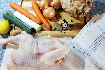 Zutaten für eine selbstgekochte Hühnersuppe - Close up