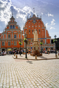 Schwarzhäupterhaus mit Rolandsäule am Rathausplatz in Riga, Lettland