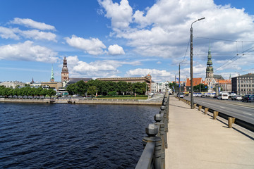 Fototapeta premium Blick auf Dom und Petri-Kirche in Riga von der Akmens Brücke, Lettland