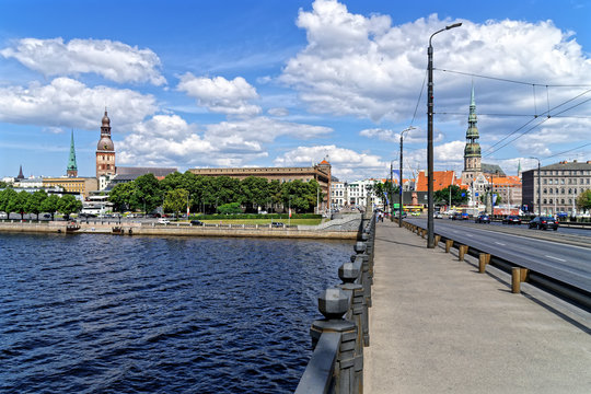 Blick auf Dom und Petri-Kirche Riga von der Akmens Brücke, Lettland