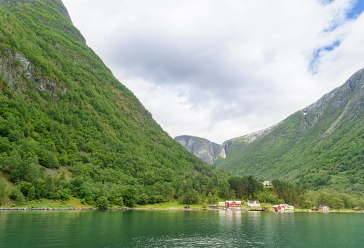 Fjord und Dorf in Norwegen