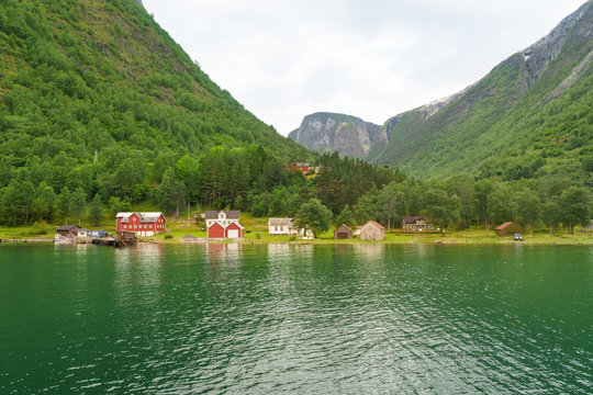 Fjord und Dorf in Norwegen