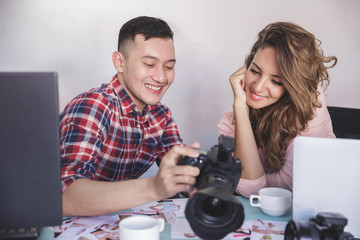Fototapeta premium young photographer share the photo result with his model