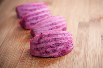 pitaya fruit du dragon originaire du mexique sur planche à découper en bambou