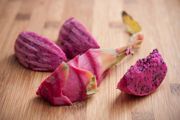 pitaya fruit du dragon originaire du mexique sur planche à découper en bambou